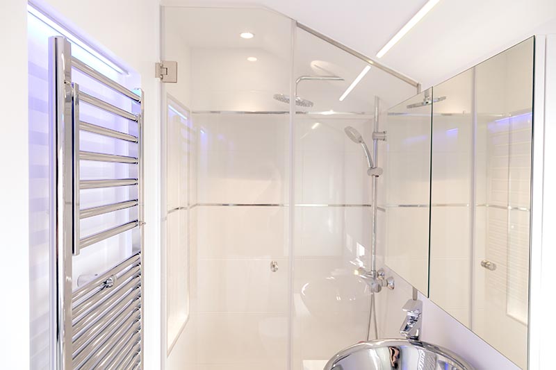 Detalle tiras de led en baño
