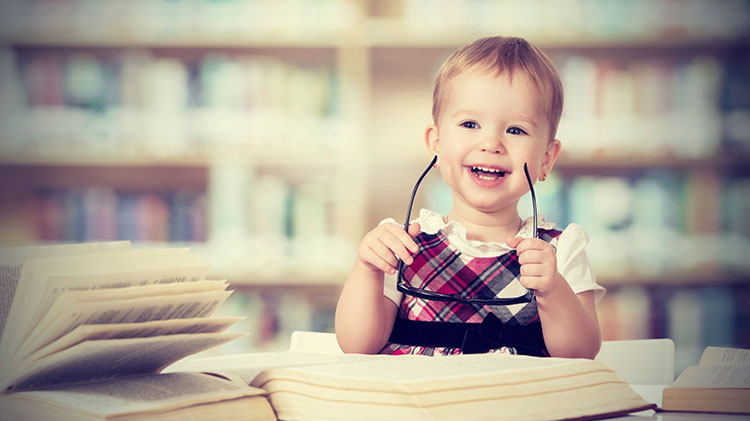 nina-pequena-entre-libros